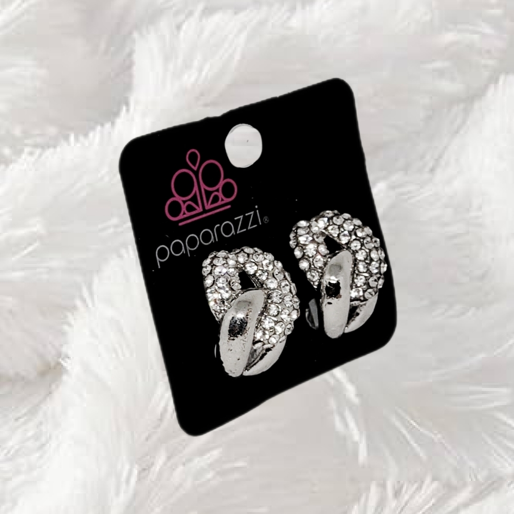🌲10/$20. Paparazzi ~ Silver Tone Clipon Earrings - Picture 2 of 4